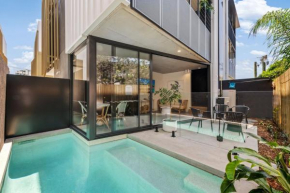 The Smith luxury holiday home near beach Mooloolaba
